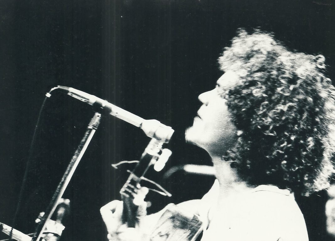 O compositor Josias Sobrinho em show no Teatro 4 de Setembro, em Teresina/PI, por volta de 1978. Foto: Assaí Campelo. Acervo Josias Sobrinho