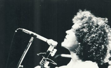 De “Canção em Canção”: Josias Sobrinho lançará 100 músicas em 2023 O compositor Josias Sobrinho em show no Teatro 4 de Setembro, em Teresina/PI, por volta de 1978. Foto: Assaí Campelo. Acervo Josias Sobrinho