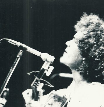 De “Canção em Canção”: Josias Sobrinho lançará 100 músicas em 2023 O compositor Josias Sobrinho em show no Teatro 4 de Setembro, em Teresina/PI, por volta de 1978. Foto: Assaí Campelo. Acervo Josias Sobrinho