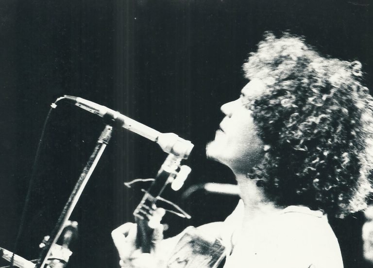 O compositor Josias Sobrinho em show no Teatro 4 de Setembro, em Teresina/PI, por volta de 1978. Foto: Assaí Campelo. Acervo Josias Sobrinho