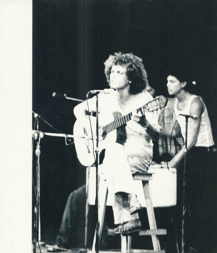 Josias Sobrinho, com o percussionista Erivaldo Gomes ao fundo, no mesmo show. Foto: Assaí Campelo. Acervo Josias Sobrinho