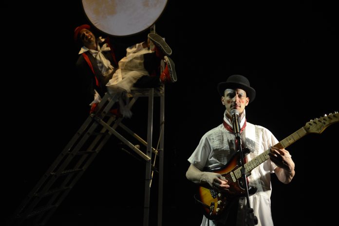 “Só Riso” aposta na tragédia e não na comédia Cena do espetáculo "Só Riso", em cartaz no Sesc Ipiranga