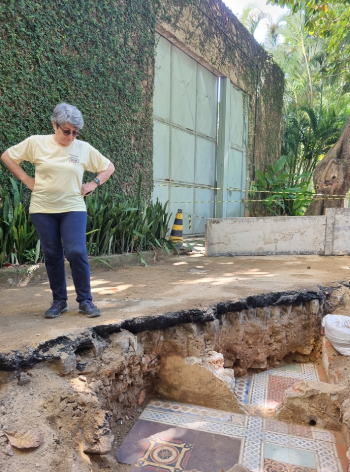 Escavação descobre piso do século 19 no Catete