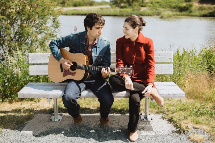 A bossa folk de Ana e Eric O duo em foto de Lindsay J. Ralph/ Divulgação