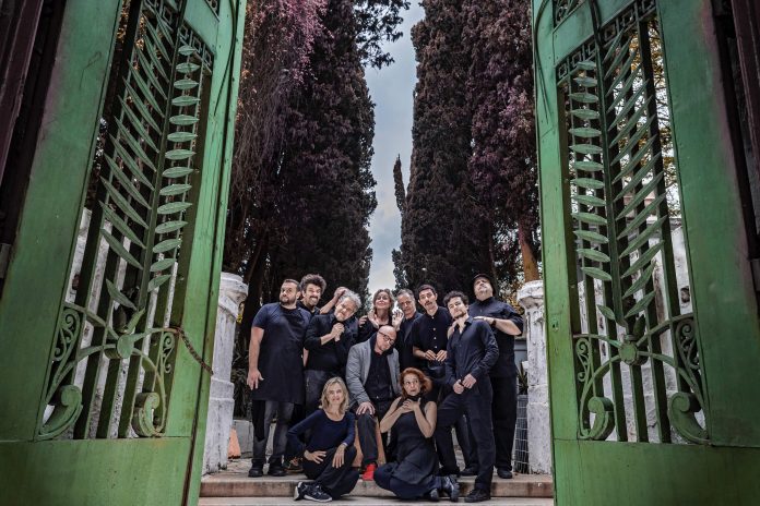 “De perto ninguém é normal” e o riso fácil Elenco da peça "De Perto Ninguém é Normal", com a Cia Teatro Epigenia