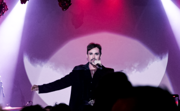 A sofrência segundo Johnny Hooker Johnny Hooker canta Marília Mendonça no Cine Cortina (SP) - foto Tiago Lima