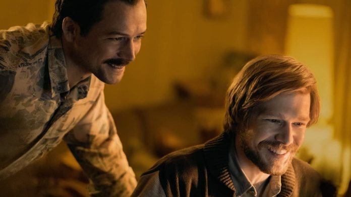 “Tetris”, o filme no limiar entre o fato e a ficção Cena do filme "Tetris", com Taron Egerton como protagonista