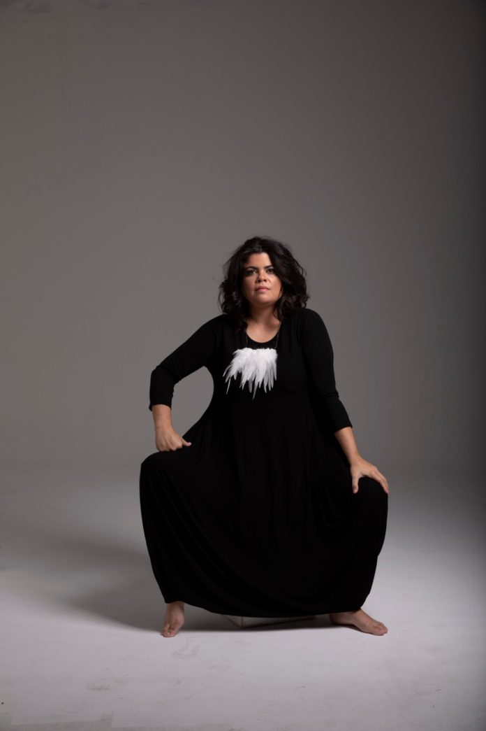 O canto firme de Isabela Moraes é “Pano Pra Alma” A cantora e compositora Isabela Moraes. Foto: Leo Aversa. Divulgação