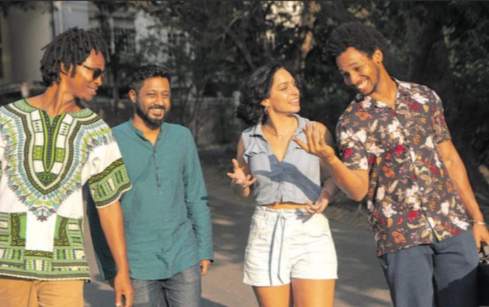 Intercontinental! Quem diria! Era só o que faltava! Isaías Alves, Anurag Naidu, Alba Santos e Aniel Someillan: a química em "Odyssey". Foto: divulgação