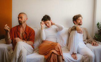 Chorou Bebel estreia com álbum de título autoexplicativo Bozi, Rany Baby e Gabriel Bebici formam o Chorou Bebel. Foto: Melina Furlan/ Divulgação