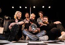 Bule requenta sonoridade oitentista anunciando sabor do novo álbum A banda Bule. Foto: Hannah Carvalho/ Divulgação