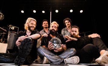 Bule requenta sonoridade oitentista anunciando sabor do novo álbum A banda Bule. Foto: Hannah Carvalho/ Divulgação