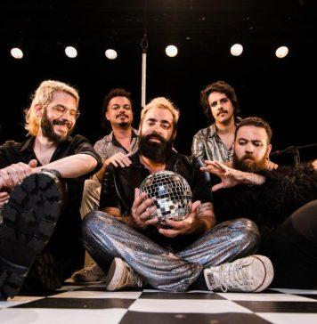 Bule requenta sonoridade oitentista anunciando sabor do novo álbum A banda Bule. Foto: Hannah Carvalho/ Divulgação