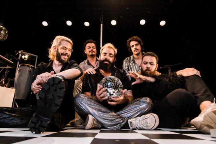 Bule requenta sonoridade oitentista anunciando sabor do novo álbum A banda Bule. Foto: Hannah Carvalho/ Divulgação