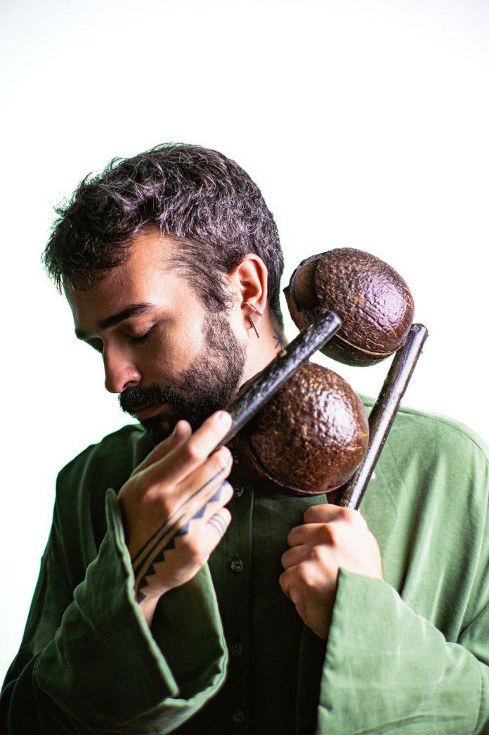 Videoclipe anuncia álbum de estreia de Fer Loki, que será lançado 6 de junho O arquiteto, cantor e compositor Fer Loki. Foto: divulgação