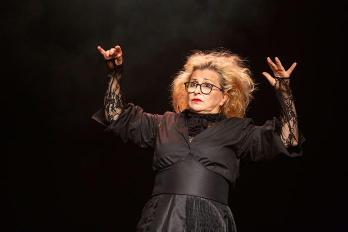 “A Aforista” se revela aos poucos Imagem da atriz Rosana Starvis, que interpreta "A Aforista", no CCBB