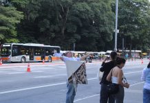 Artista encena manifesto contra trabalho escravo e apatia social na frente do Masp