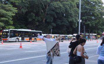 Artista encena manifesto contra trabalho escravo e apatia social na frente do Masp