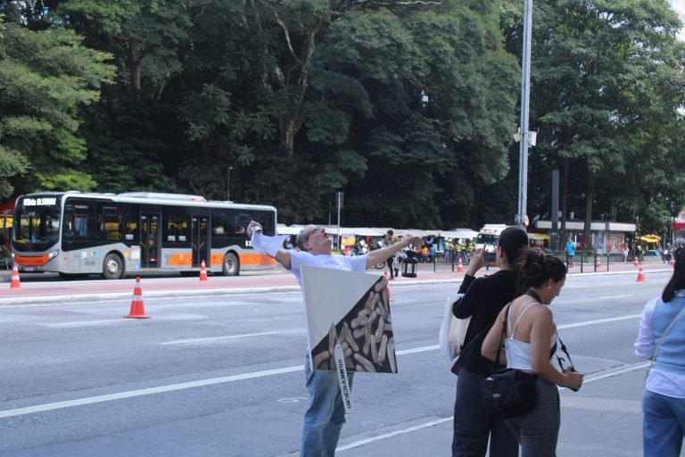 Artista encena manifesto contra trabalho escravo e apatia social na frente do Masp