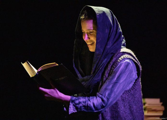 “Madame Blavatsky”, a peça da incorporação mediúnica Mel Lisboa interpreta "Madame Blavatsky", peça em cartaz no Teatro Vivo