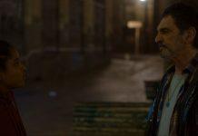 Os homens bestiais Dandara de Morais (Helena) e Paulo Miklos (Aurélio) em cena de "O Homem Cordial". Frame. Reprodução