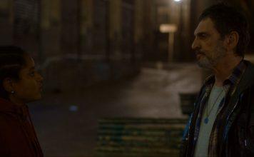 Os homens bestiais Dandara de Morais (Helena) e Paulo Miklos (Aurélio) em cena de "O Homem Cordial". Frame. Reprodução