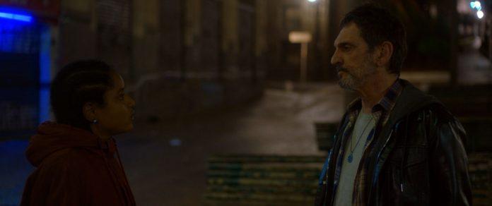 Os homens bestiais Dandara de Morais (Helena) e Paulo Miklos (Aurélio) em cena de "O Homem Cordial". Frame. Reprodução