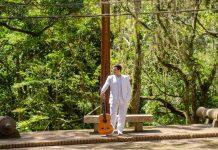 Domingos no parque Os ensaios abertos de Pedro Miranda, de voz e violão, no Parque da Cidade, marcam nova fase na carreira do artista. Foto: Chrisce de Almeida/ Divulgação