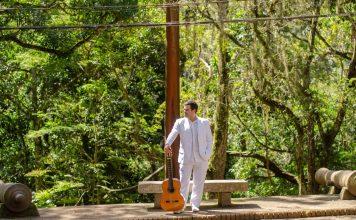 Domingos no parque Os ensaios abertos de Pedro Miranda, de voz e violão, no Parque da Cidade, marcam nova fase na carreira do artista. Foto: Chrisce de Almeida/ Divulgação