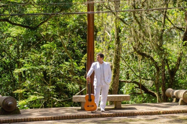 Os ensaios abertos de Pedro Miranda, de voz e violão, no Parque da Cidade, marcam nova fase na carreira do artista. Foto: Chrisce de Almeida/ Divulgação