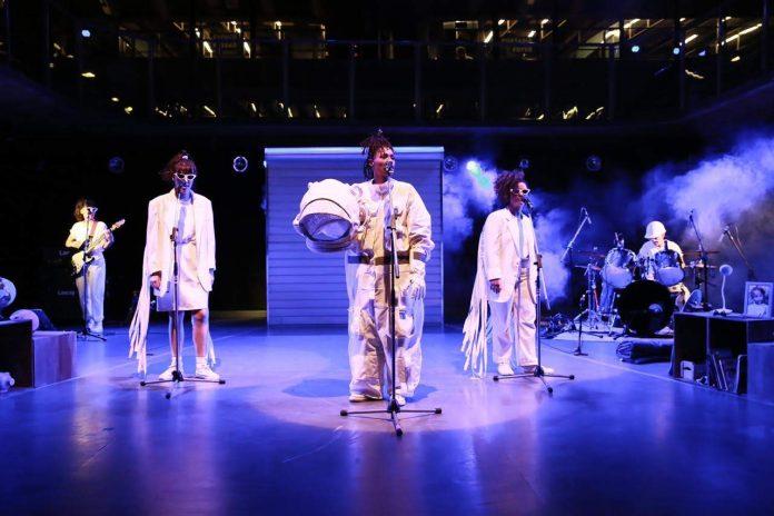 O teatro juvenil de “Coisas que Você Pode Dizer em Voz Alta” Cena do teatro juvenil "Coisas que Você Pode Dizer em Voz Alta", da DeSúbito Companhia