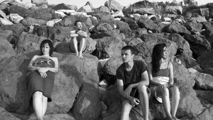 Fruto de residência artística com Claude Lelouch, “La Parle” estreia dia 29 no Brasil O quarteto que dirige, roteiriza e atua em "La Parle", em frame do filme. Reprodução