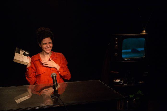 “Crime e Castigo 11:45” descomplica Dostoiévski Cena de "Crime e Castigo 11:45", com Liliane Rovaris