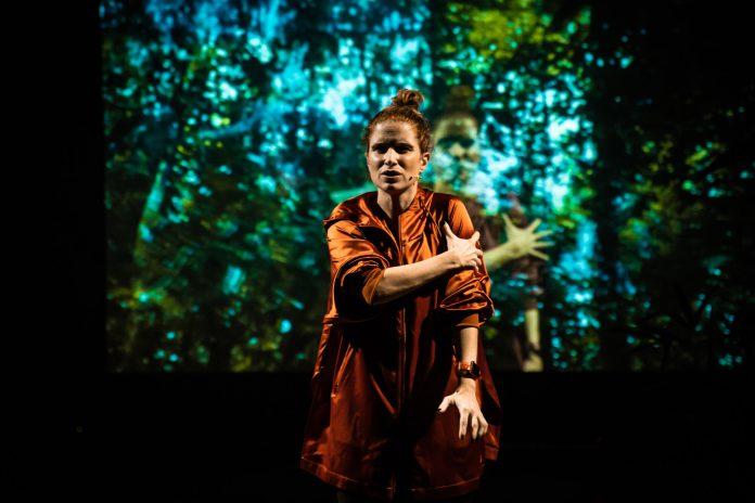 “Vista”, uma peça necessariamente desconfortável Cena de "Vista", monólogo de Julia Lund, da Cia Polifônica