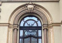 Ativistas acusam diretor da Fundação Teatro Municipal de arrancar bandeiras LGBTQIAPN+ e atirá-las ao chão