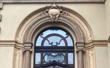 Ativistas acusam diretor da Fundação Teatro Municipal de arrancar bandeiras LGBTQIAPN+ e atirá-las ao chão