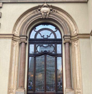 Ativistas acusam diretor da Fundação Teatro Municipal de arrancar bandeiras LGBTQIAPN+ e atirá-las ao chão