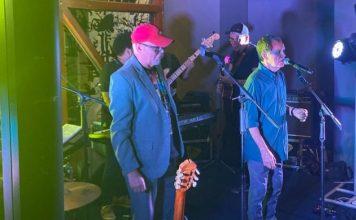 Um beijo musical para celebrar a amizade Betto Pereira e Josias Sobrinho no show de abertura da exposição "Dias de Gonçalves e Poesia", no último dia 18 de julho. Redes sociais de Betto Pereira. Detalhe. Reprodução