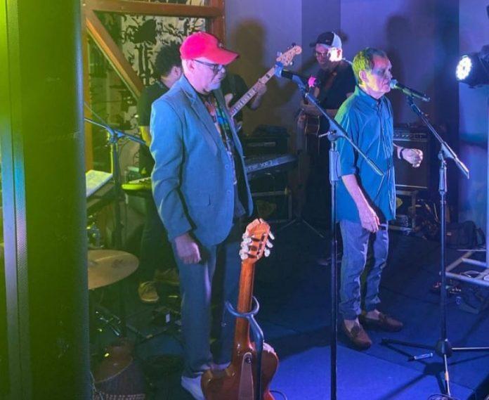 Um beijo musical para celebrar a amizade Betto Pereira e Josias Sobrinho no show de abertura da exposição "Dias de Gonçalves e Poesia", no último dia 18 de julho. Redes sociais de Betto Pereira. Detalhe. Reprodução