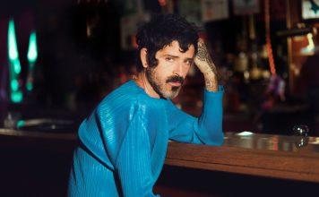 Devendra Banhart, utópico e distópico O americano-venezuelano Devendra Banhart. Foto: Dana Trippe/ Divulgação