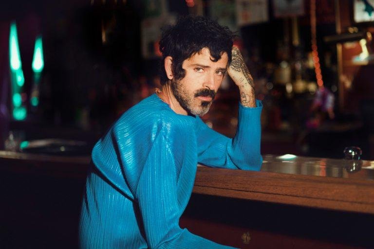 O americano-venezuelano Devendra Banhart. Foto: Dana Trippe/ Divulgação