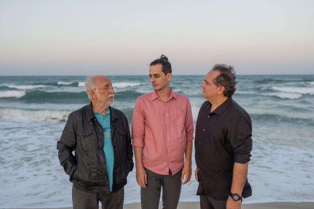 Roberto Menescal, Diogo Monzo, Ricardo Bacelar e o mar. Foto: Leo Soares/ Divulgação