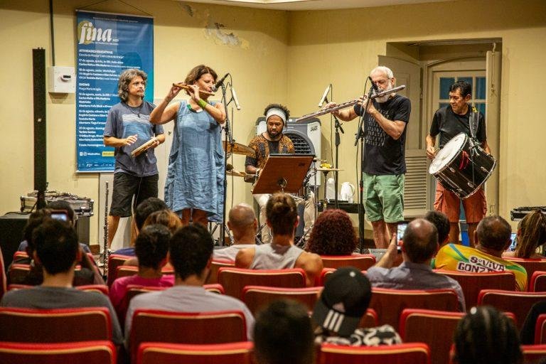 Carlos Malta e Pife Muderno na aula show "Esculpindo o vento: ritmos e melodias", ontem. Foto: Taciano Brito/ Divulgação