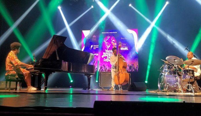 O milagre (de) Amaro Freitas Amaro Freitas Trio, no palco do Teatro Arthur Azevedo, ontem (2). Foto: Fabiano de Andrade (@olharsaoluis)