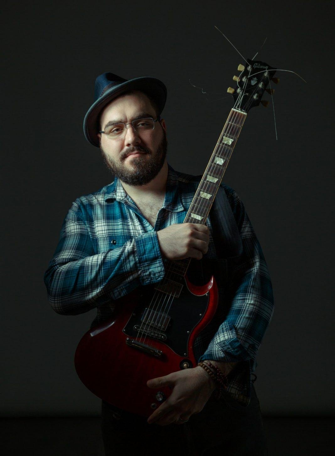 O cantor, compositor e guitarrista Joe Abujamra. Foto: Fabio Audi/ Divulgação