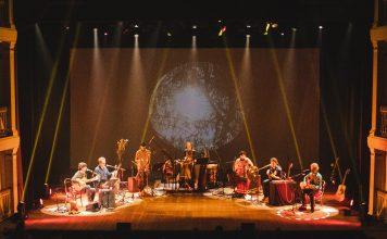 “Bem-vindo à Casa Ramil!” A família Ramil no palco do Theatro São Pedro, em Porto Alegre/RS. Foto: Karine Vianna/ Divulgação