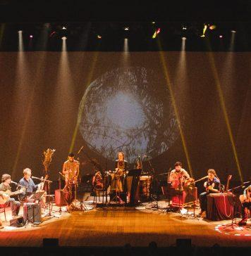 “Bem-vindo à Casa Ramil!” A família Ramil no palco do Theatro São Pedro, em Porto Alegre/RS. Foto: Karine Vianna/ Divulgação