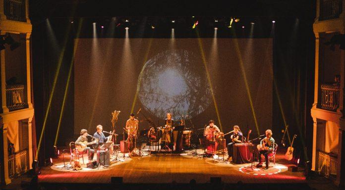 “Bem-vindo à Casa Ramil!” A família Ramil no palco do Theatro São Pedro, em Porto Alegre/RS. Foto: Karine Vianna/ Divulgação