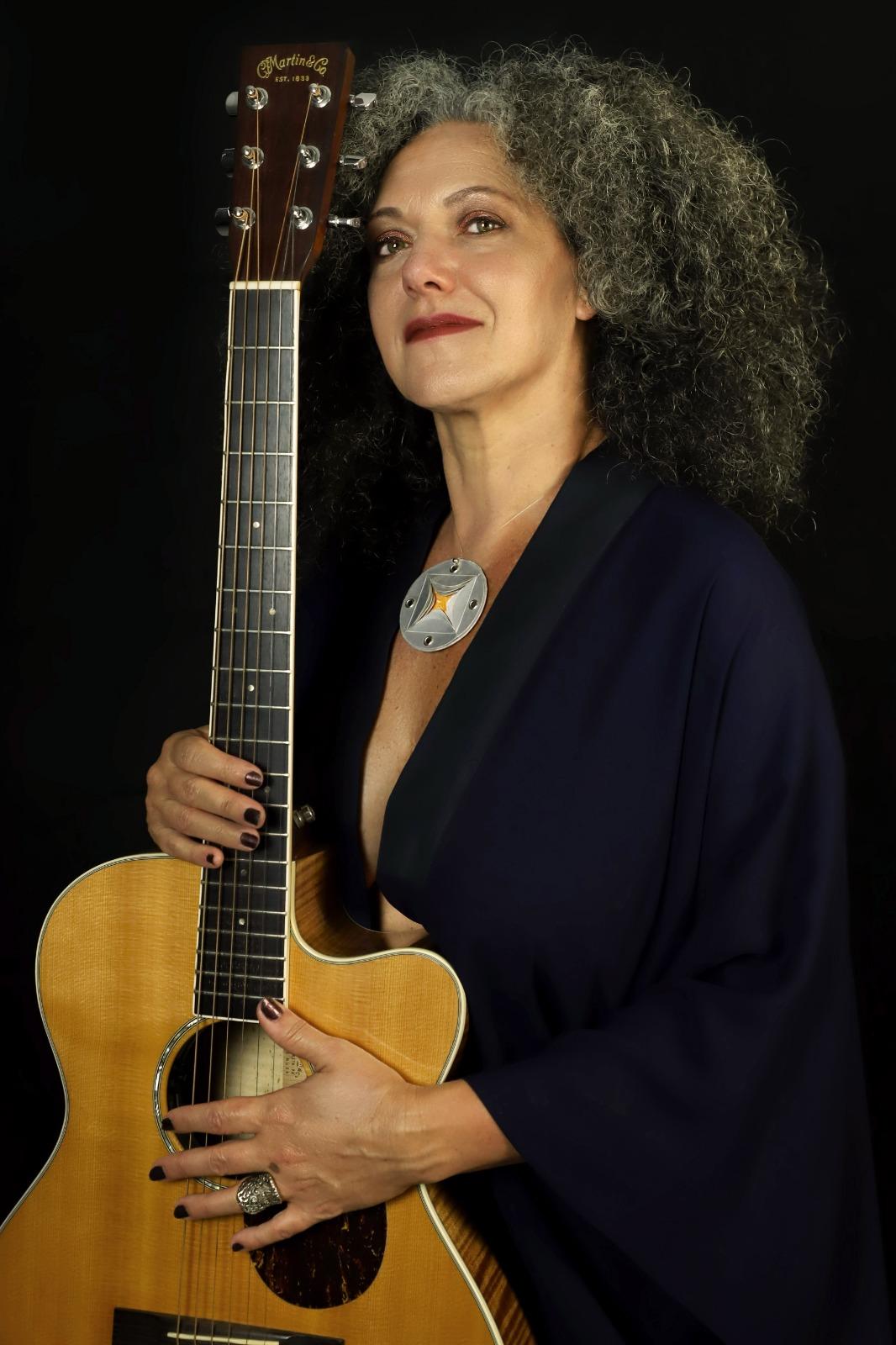 A cantora e compositora mineira Ceumar. Fotos: Isabelle Novaes/ Divulgação
