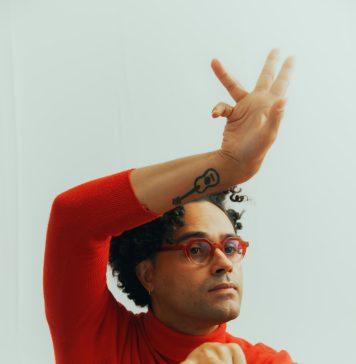 Álbum de voz e violão celebra uma “Década” inspirada de César Lacerda O cantor e compositor César Lacerda. Fotos: Lou Alves/ Divulgação